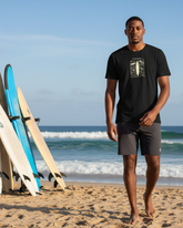 Crescara tişörtlü model plajda sörf tahtalarının yanında