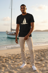 Sahilde yelkenli tekne yanında artistik poz